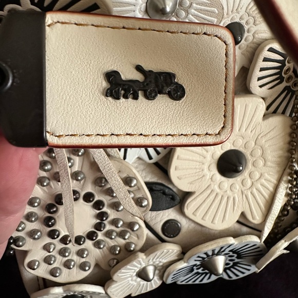 COACH Rogue 25 in Glovetanned Pebbled Leather with Wild Tea Rose Chalk - Picture 10 of 15